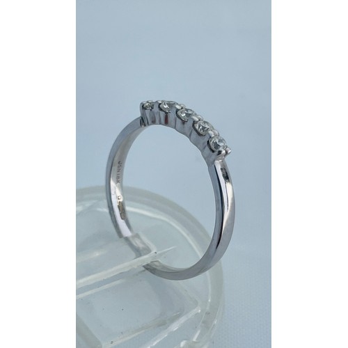 189 - An 18ct white gold diamond ring, set with 5 x small round brilliant cut diamonds, total diamond weig... 