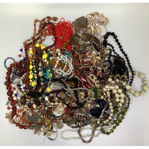 219 - A quantity of costume jewellery including Trifari, necklaces, brooches, earrings, Kigu compact, pear... 