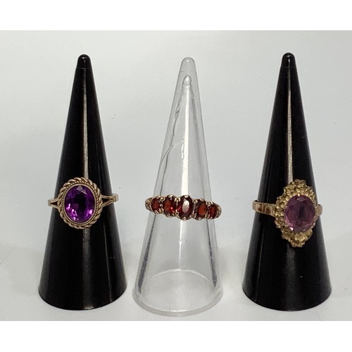 233 - A 9ct gold graduated five-stone garnet ring, together with two various 9ct gold solitaire amethyst r... 