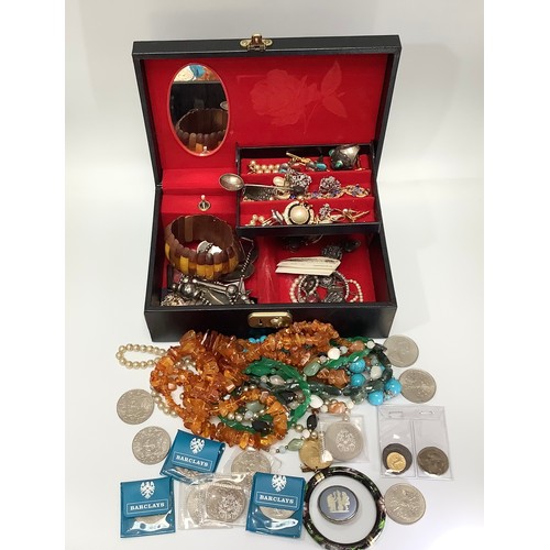 238 - A quantity of costume jewllery including a string of cultured paerls, variois silver jewellery, hard... 