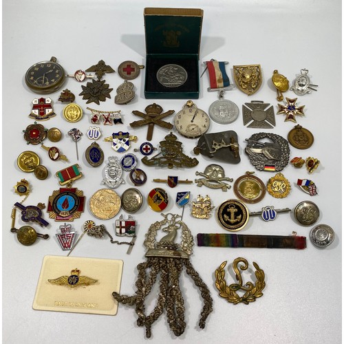 394 - A quantity of badges including maritime / militaria themed items, cap badges of the Machine Gun Corp... 