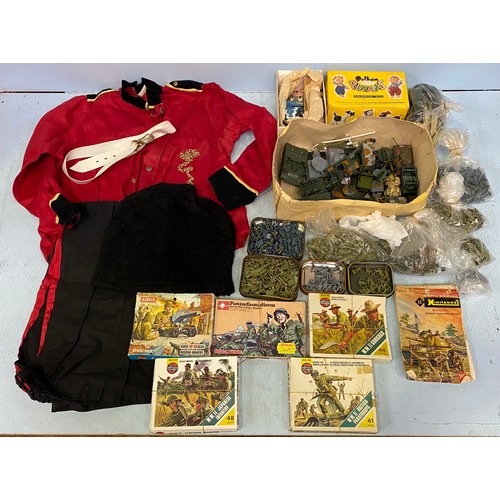 565 - A quantity of Airfix HO/OO scale model plastic toy soldiers, including bags and tins of loose and bo... 