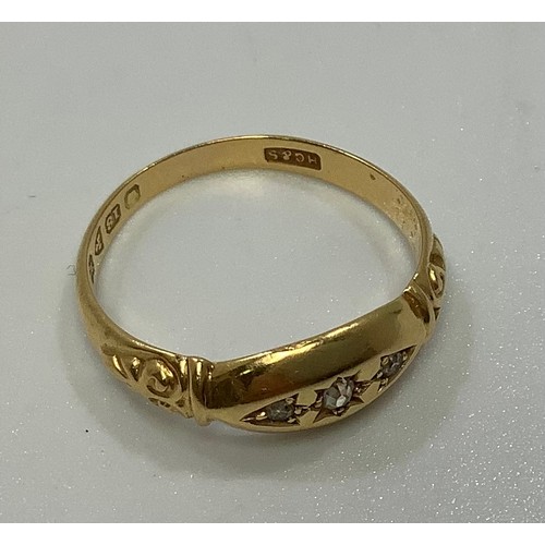 112 - An 18ct gold ring gypsy set with three small diamonds, 2.9g, ring size N