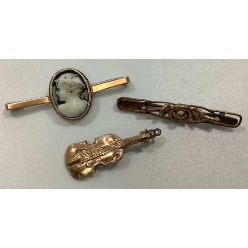 113 - A 9ct gold cameo brooch together with another 9ct bar brooch and a 9ct gold violin charm (af) 7.6g