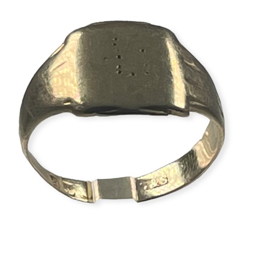 139 - A 9ct yellow gold signet ring, weighing 3.0 grams, finger size N.