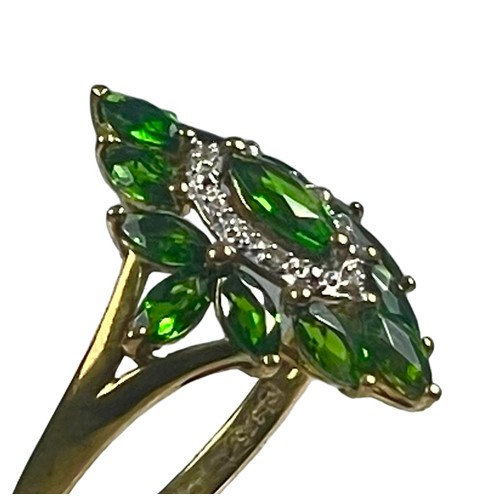 94 - A 9ct yellow gold dress ring, set with green peridots and diamonds in an elongated cluster design, r... 