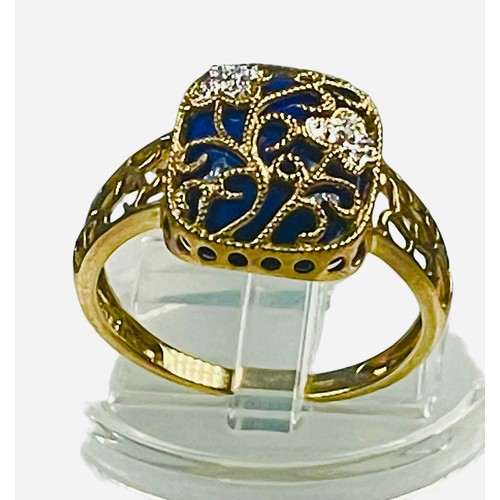 95 - A 9ct yellow gold dress ring, set with a cushion shaped lapis lazuli stone, with gold filigree decor... 