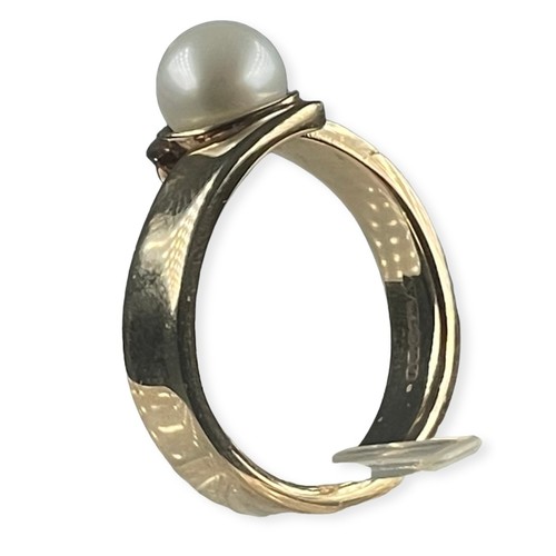 144 - A 9ct yellow gold ring, set with a single cultured pearl, ring weighs 7.0 grams, finger size Q.