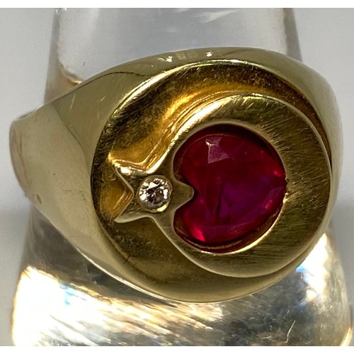 357 - A gents yellow metal ring (tests as 14 or 15ct), set with a sideways heart shaped ruby coloured ston... 