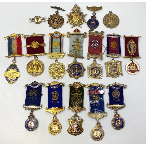 226 - Seventeen various silver Masonic jewels including Primo Grand Lodge Walsall, Roll of Honor, Centre C... 