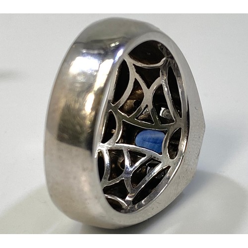 356 - A gents 10ct white gold ring set with central oval faceted sapphire coloured stone, flanked by a pai... 