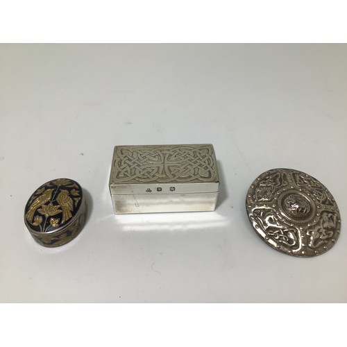 193 - A Scottish silver pillbox of rectangular form with Celtic design to the top, Edinburgh hallmarks, to... 