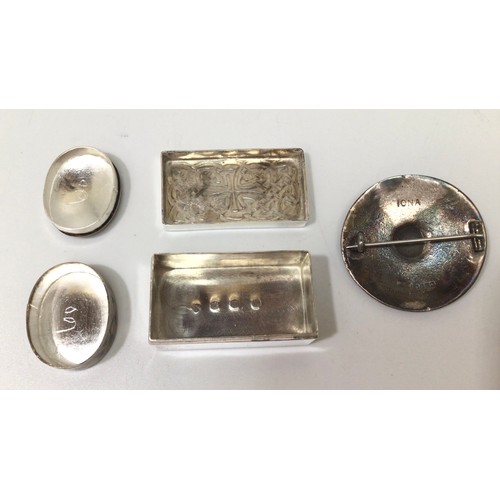 193 - A Scottish silver pillbox of rectangular form with Celtic design to the top, Edinburgh hallmarks, to... 