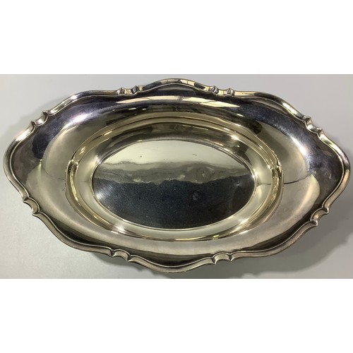 195 - An Art Deco period oval silver bread basket with shaped rim, Sheffield, 1930, maker’s mark for Manoa... 