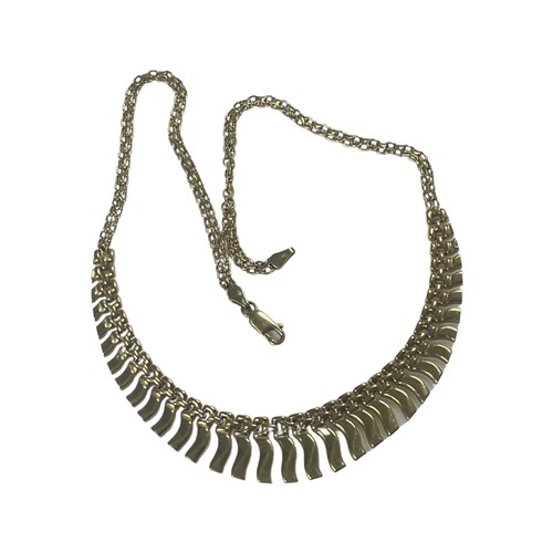 304 - A 9ct yellow gold flat fringe link necklace, 16.5’’, weighing 10.7 grams.