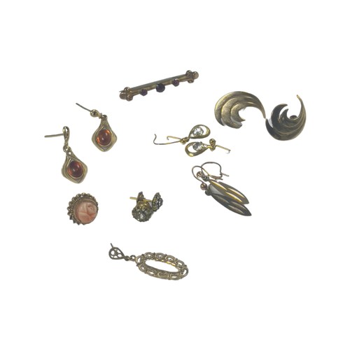 340 - Five various pairs of 9ct gold earrings, with two odd 9ct gold earrings, together with a 9ct gold ba... 