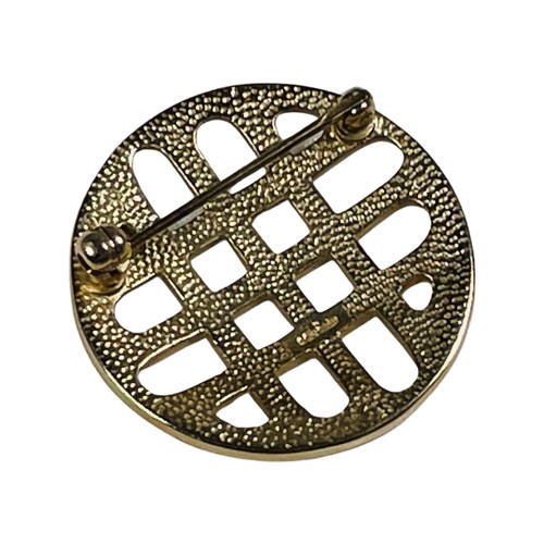 363 - A 9ct yellow gold Celtic style circular brooch, 3cm diam, 7.3 grams.