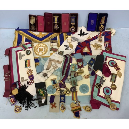 407 - A quantity of Masonic jewels including thirteen silver and silver / gilt examples to various lodges ... 