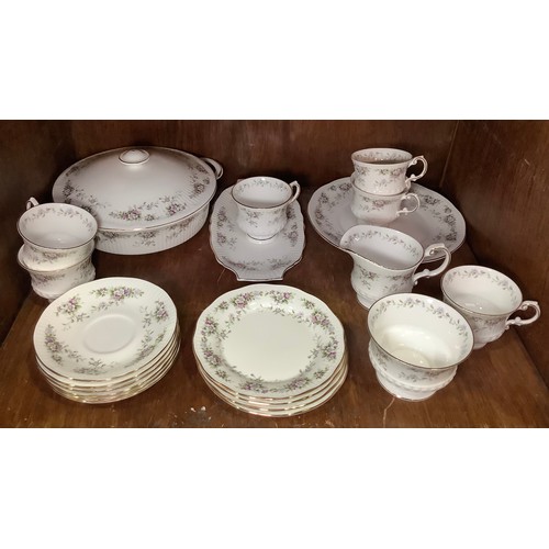 34 - A 21-piece Elizabethan ‘Chantilly’ pattern part tea service comprising tea cups, saucers, plates and... 