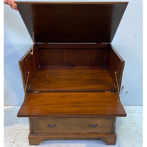 621 - A Victorian faded rosewood work table, raised on tapered column, circular base with four lions paw f... 