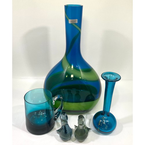 50 - A small collection of assorted glass items including a large Evolution by Waterford, ‘Skydiver’ vase... 