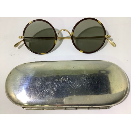 152 - A silver spectacle case, with makers mark ‘HL’, hallmarked London 1927, gross weight approximately 4... 