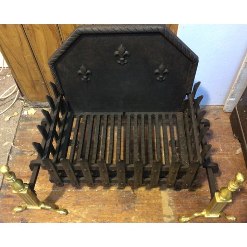 398 - A cast iron and brass fire grate, with pierced sides and bottom and solid raised back with fleur-de-... 