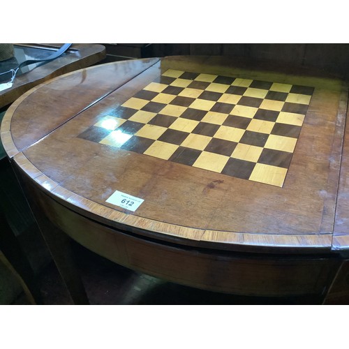 612 - A Sheraton period mahogany and satinwood oval inlaid games table, c1780-90, the mid section with che... 