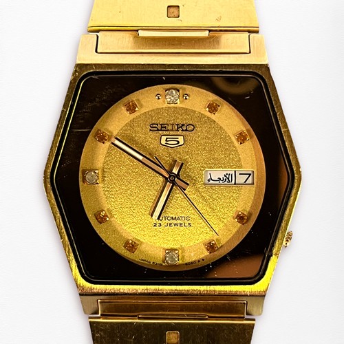 110 - A vintage gold-plated gents automatic Seiko 5 wristwatch, the circular gilt dial with applied dot ho... 