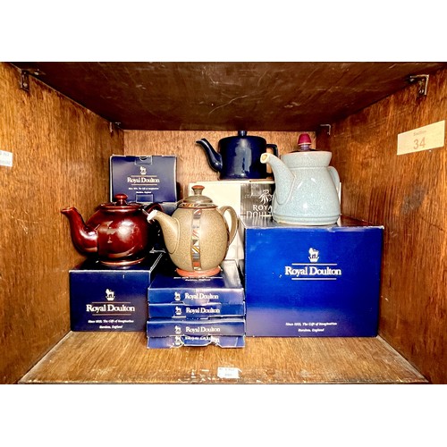 17 - A boxed Royal Doulton ‘Regency Gold’ pattern twenty piece set, and a boxed Royal Doulton ‘Minerva’ p... 