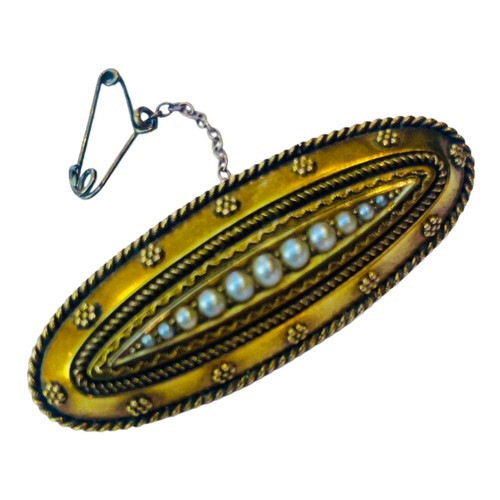 165 - A 15ct yellow gold elongated oval brooch, set with a graduated row of seed pearls to the centre, mea... 