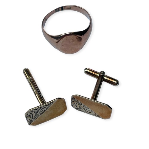 162 - A 9ct rose gold signet ring, together with a pair of 9ct gold cufflinks, with half engraved plates, ... 
