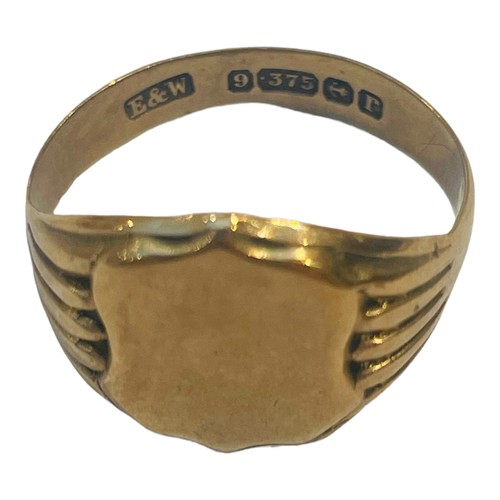 173 - A 9ct gold shield shaped signet ring, weighing 2.8 grams, with a 9ct gold bracelet (af) and an odd b... 