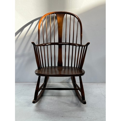 508 - An Ercol dark elm double-bow-back Chairmaker's Windsor rocking-chair, blue label to back of seat, ap... 