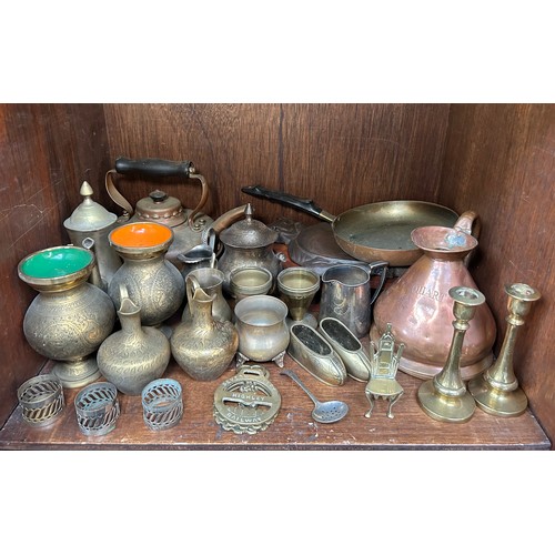 104 - A collection of assorted metalwares, comprising, a copper ‘Quart’ jug, two cast-iron cow dishes on w... 