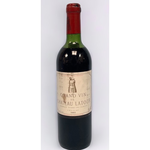 696 - One bottle of Grand Vin de Chateau Latour, 1983, Premier Grand Cru Classe, Paulillac, 75cl, ullage i... 