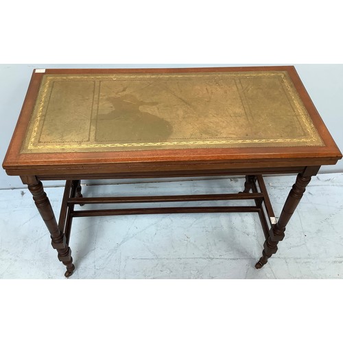 422 - An Edwardian mahogany card table, with gilt-tooled green leather scribe to hinged top, enclosing gre... 