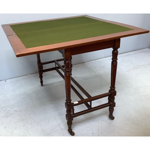 422 - An Edwardian mahogany card table, with gilt-tooled green leather scribe to hinged top, enclosing gre... 