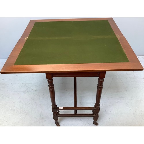 422 - An Edwardian mahogany card table, with gilt-tooled green leather scribe to hinged top, enclosing gre... 