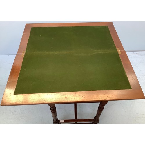 422 - An Edwardian mahogany card table, with gilt-tooled green leather scribe to hinged top, enclosing gre... 