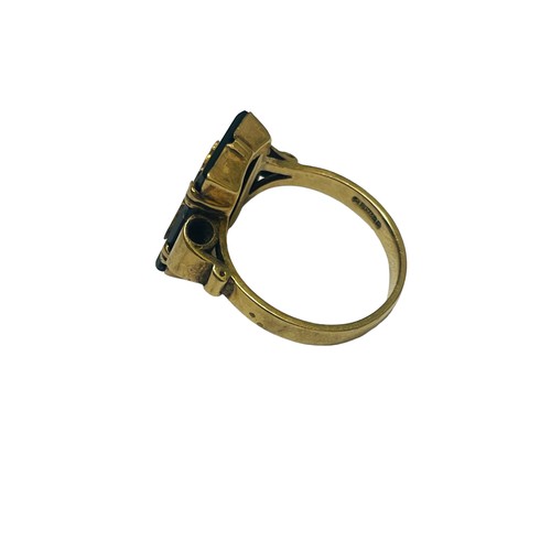 175 - A 9ct yellow gold antique mourning ring, with a 9ct gold Initial 'A' on a panel of black onyx, ring ... 