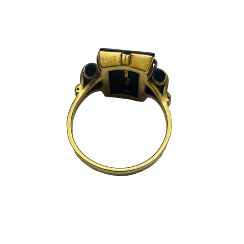 175 - A 9ct yellow gold antique mourning ring, with a 9ct gold Initial 'A' on a panel of black onyx, ring ... 