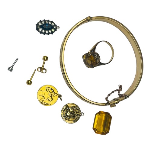 229 - Various items of jewellery including a 9ct gold dress ring, set with a large oval yellow stone, a 9c... 