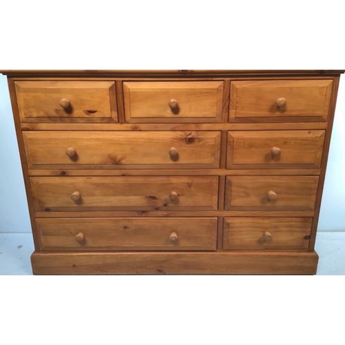 417 - Three variously sized matching modern pine chests of drawers, with turned pulls and bevelled dovetai... 