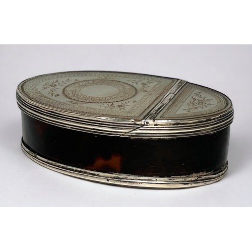 67 - An early 19th century silver, MOP and tortoiseshell oval snuff box with hinged cover, the MOP top fi... 