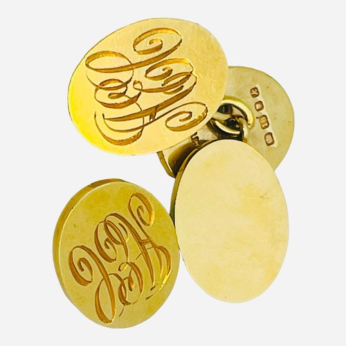 178 - A pair of 18ct yellow gold oval shaped, chain cufflinks, with engraved tops, in fitted box, by John ... 