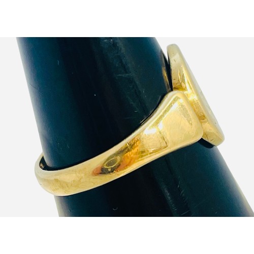 179 - A 9ct gold gents signet ring, with initialed oval shaped top, weight 5.5 grams.