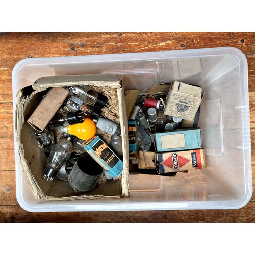 323 - A good collection of assorted vintage radio valves, some boxed including Mazda Radio valves, Cossor ... 