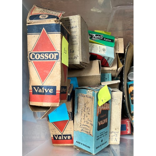 323 - A good collection of assorted vintage radio valves, some boxed including Mazda Radio valves, Cossor ... 