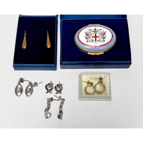 173 - A pair of small 9ct gold earrings, together with various silver jewellery marked ‘925’, including tw... 